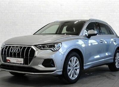 Audi Q3 stříbrná